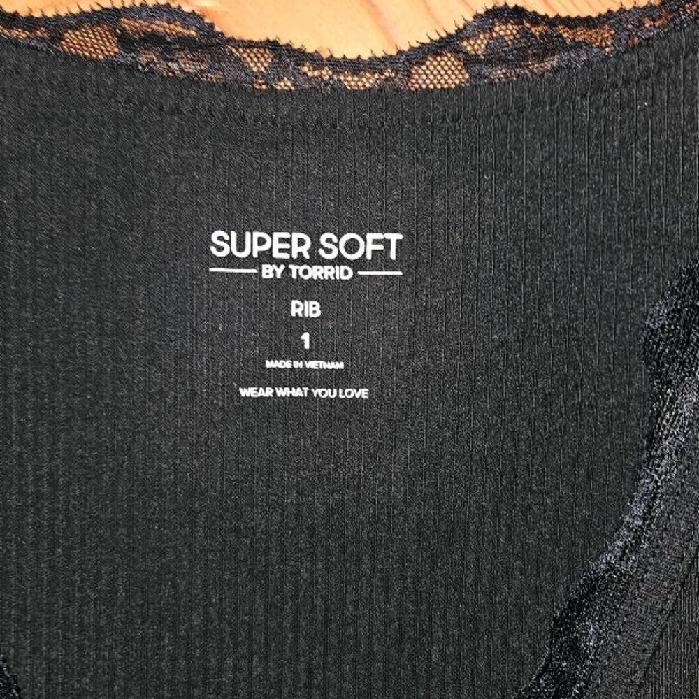 Torrid Supersoft Rib VNECK Lace trim Black top Size 1X 14-16 CUTE New with tags! - Picture 3 of 6